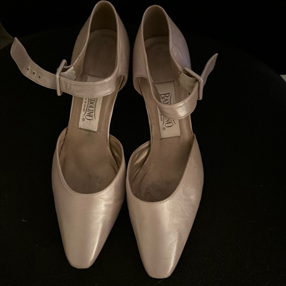 Beautiful Bandolino silver leather pumps. 3” heels